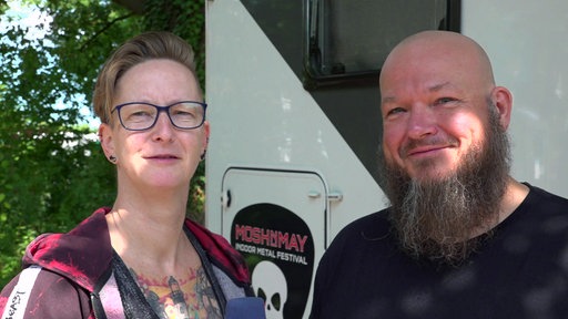 Nadine Wallmann und Kai Burke gucken in die Kamera.