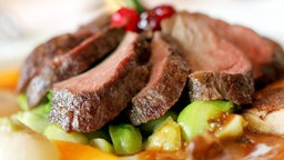 Das Bild zeigt ein Gericht mit Wildfleisch.