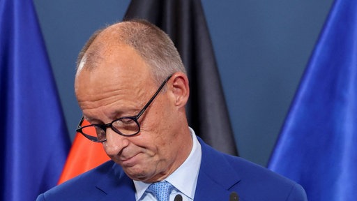 Nahaufnahme von Friedrich Merz, wie er Stellung zu den Wahlergebnissen nimmt