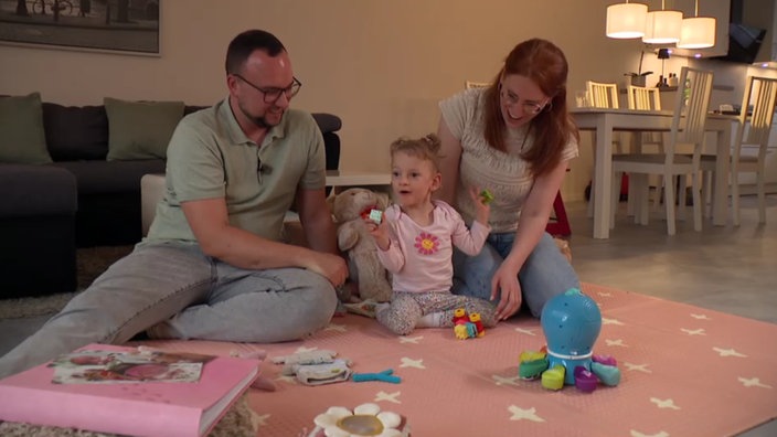 Eltern mit ihrer Tochter Clara, die eine Frühgeburt war