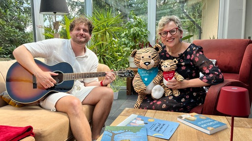 Trauersängerin Petra Berghaus mit ihren Trostspendern und Musiker Christoph Rieger