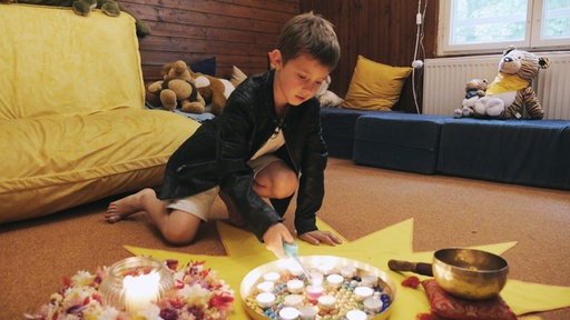 Matthäus bei Domino, einem Zentrum für trauernde Kinder in Bergisch Gladbach