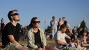 Ein Paar schaut mit speziellen Brillen zur Sonne