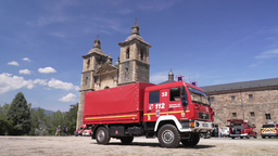 Ein Feuerwehrfahrzeug steht vor einem Kloster im spanischen Vega 