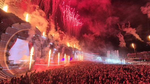 Feuerwerk und Besucher beim Abschluss des «Glücksgefühle-Festivals» in Hockenheim