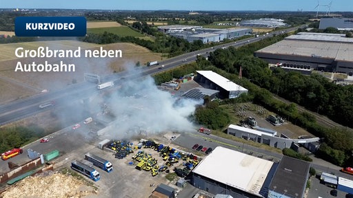 Drohenaufnahmen zeigen, wie Rauch aus dem Wertstoffhof neben der A2 aufsteigt.
