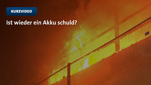 Meterhohe Flammen und eine große Rauchwolke auf einem Recyclinghof