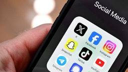  Apps der Social-Media-Plattformen X, Facebook, Instagram, Snapchat, TikTok, YouTube, Telegram, Signal und WhatsApp auf einem Handybildschirm