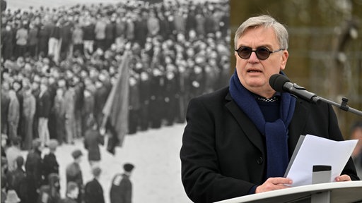 Hape Kerkeling hält eine Ansprache am Jahrestag der Befreiung des KZ Buchenwald