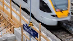 Ein Zug fährt in den Hauptbahnhof Wuppertal ein