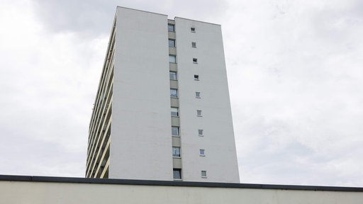 Eine weiße Fassade eines Mehrfamilienhauses in Wuppertal