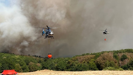 Hubschrauber über dem Waldbrand in Hürtgenwald