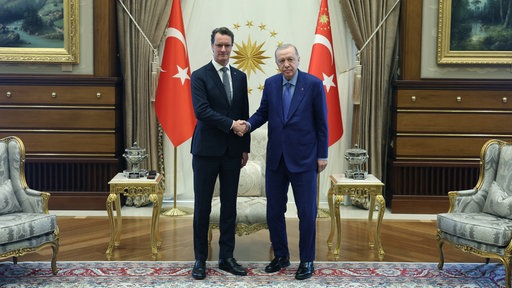 Hendrik Wüst und Recep Erdogan schütteln sich die Hände