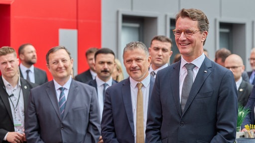 Hendrik Wüst lächelt während seines Empfangs