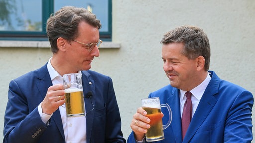 Hendrik Wüst und Sven Schulze mit Bier