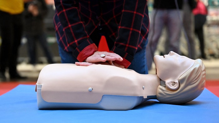 Ein Dummy dient zur Reanimationsübung
