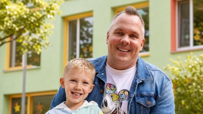 Ein Mann mit seinem sechsjährigen Sohn 