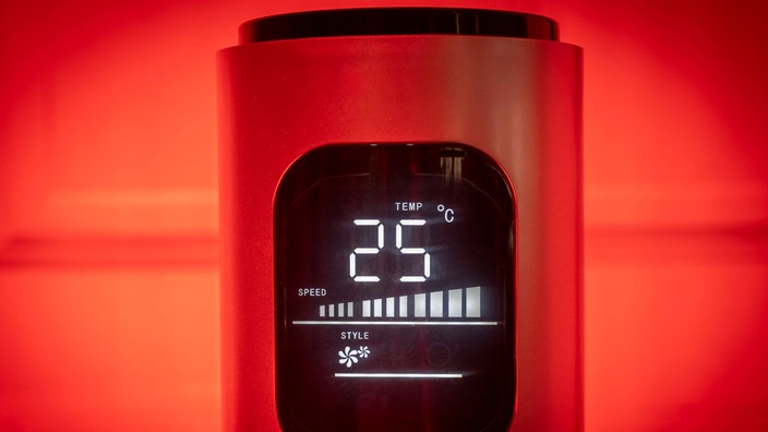 Ein Ventilator ist auf die höchste Stufe gestellt