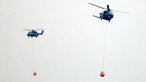 Hubschrauber von Bundeswehr und Bundespolizei sind beim Waldbrand im Hürtgenwald im Einsatz.