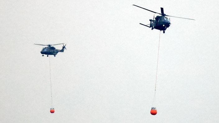 Hubschrauber von Bundeswehr und Bundespolizei sind beim Waldbrand im Hürtgenwald im Einsatz.