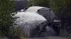 Landwirte mit Wassertanks unterstützen die Löscharbeiten beim Waldbrand im Hürtgenwald.