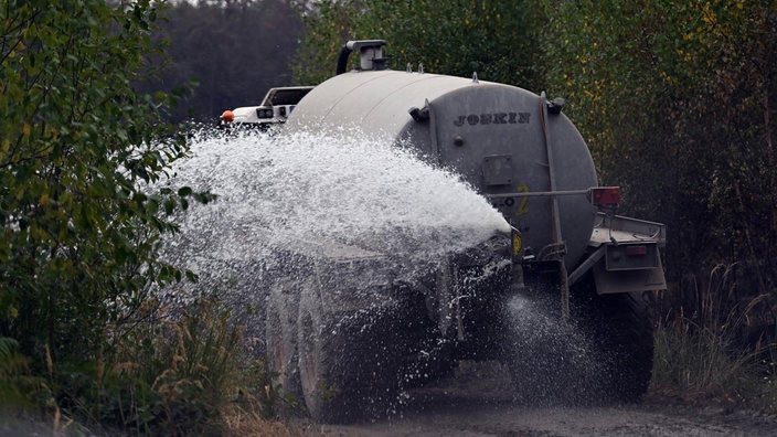 Landwirte mit Wassertanks unterstützen die Löscharbeiten beim Waldbrand im Hürtgenwald.