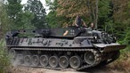 Bergepanzer der Bundeswehr sind beim Waldbrand im Hürtgenwald im Einsatz.