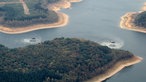 Die Aufnahme aus einem Flugzeug zeigt Hubschrauber die Wasser für den Löscheinsatz im Waldbrandgebiet im Hürtgenwald aufnehmen.