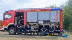 Feuewehrleute machen eine Pause während der Löscharbeiten im Hürtgenwald.