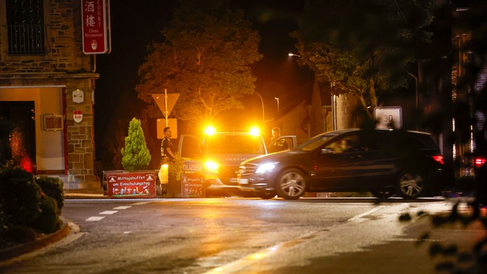 Bewohner des Ortes fahren mit ihren Autos durch die Ortschaft. Die evakuierten Bewohner des Ortsteils Gey kehren in ihre Häuser zurück.