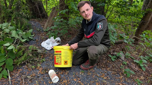 Marvin Eikmeier, Revierförster Arnsberg bei Müllfund im Arnsberger Wald