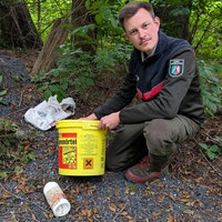 Marvin Eikmeier, Revierförster Arnsberg bei Müllfund im Arnsberger Wald