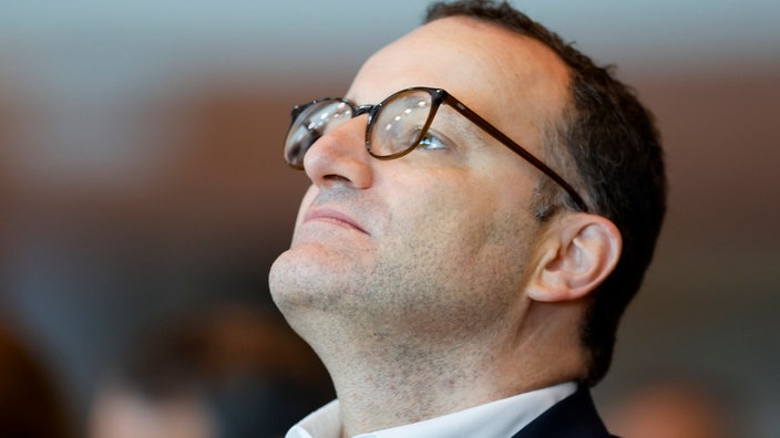 Jens Spahn, ehemaliger Vorsitzender der Unions-Fraktion, legt seinen Kopf in den Nacken