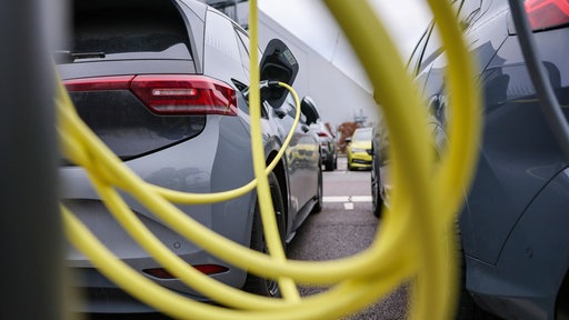 Zwei Elektroautos stehen an einer Ladesäule
