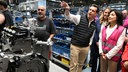 Katherina Reiche in der Motorproduktion der Deutz AG mit Betriebsleiter Oliver Hügele
