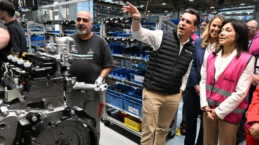Katherina Reiche in der Motorproduktion der Deutz AG mit Betriebsleiter Oliver Hügele