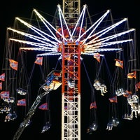 Menschen sitzen im Kettenkarussell am Hamburger Dom fest. Vorne links ist eine Drehleiter der Feuerwehr zu sehen.