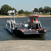 Düsseldorfer Kirmesfähre auf dem Rhein