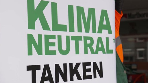 Schrift: Klimaneutral Tanken