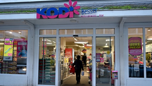 Eine Frau geht in eine Filiale des Haushaltswaren-Discounters Kodi in Düsseldorf