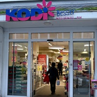 Eine Frau geht in eine Filiale des Haushaltswaren-Discounters Kodi in Düsseldorf