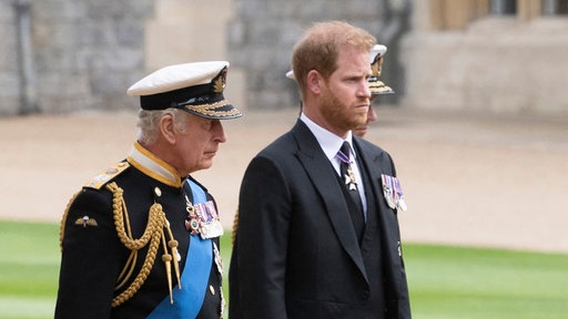 König Charles III.und Prinz Harry im Windsor Castle