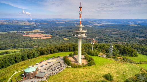 Der Fermeldeturm Köterberg mit Köterberghaus auf dem Köterberg.