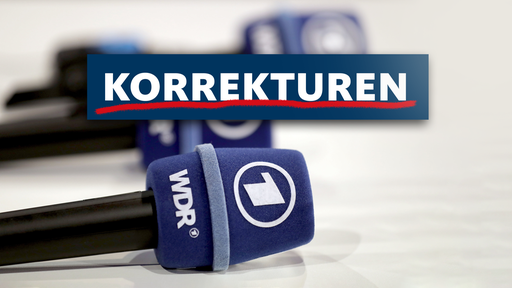 Mikrofon mit ARD- und WDR-Logos liegt auf einem Tisch, darüber ist das Wort "Korrekturen" in rot unterstrichen zu lesen