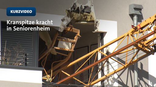 Kran stürzt auf Wohnhaus | Video | TN 