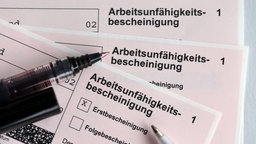 Ein Stapel mit Arbeitsunähigkeitsbescheinigungen