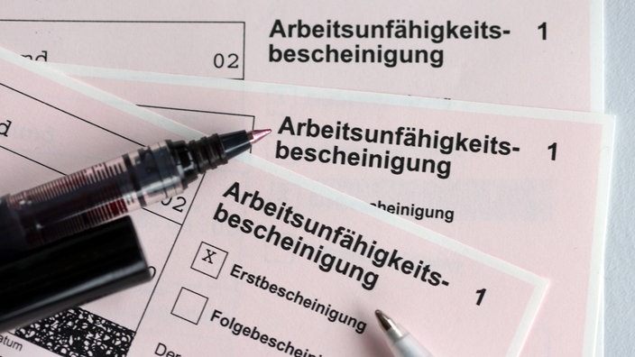 Ein Stapel mit Arbeitsunähigkeitsbescheinigungen