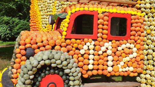 Ein Feuerwehrwagen aus Kürbissen