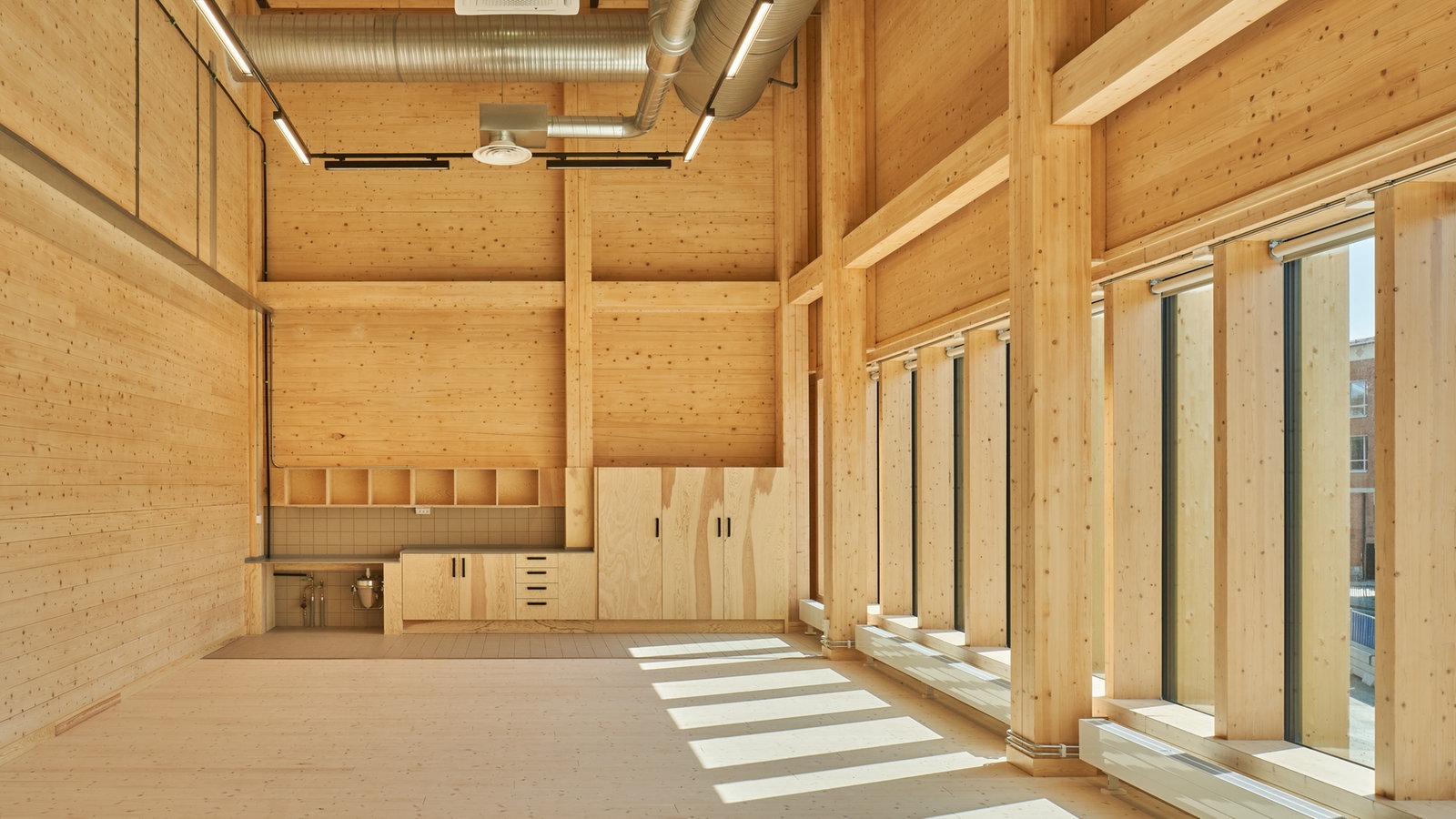Das Bild zeigt einen Saal mit einer Küche aus Holz im Sara Kulturhus