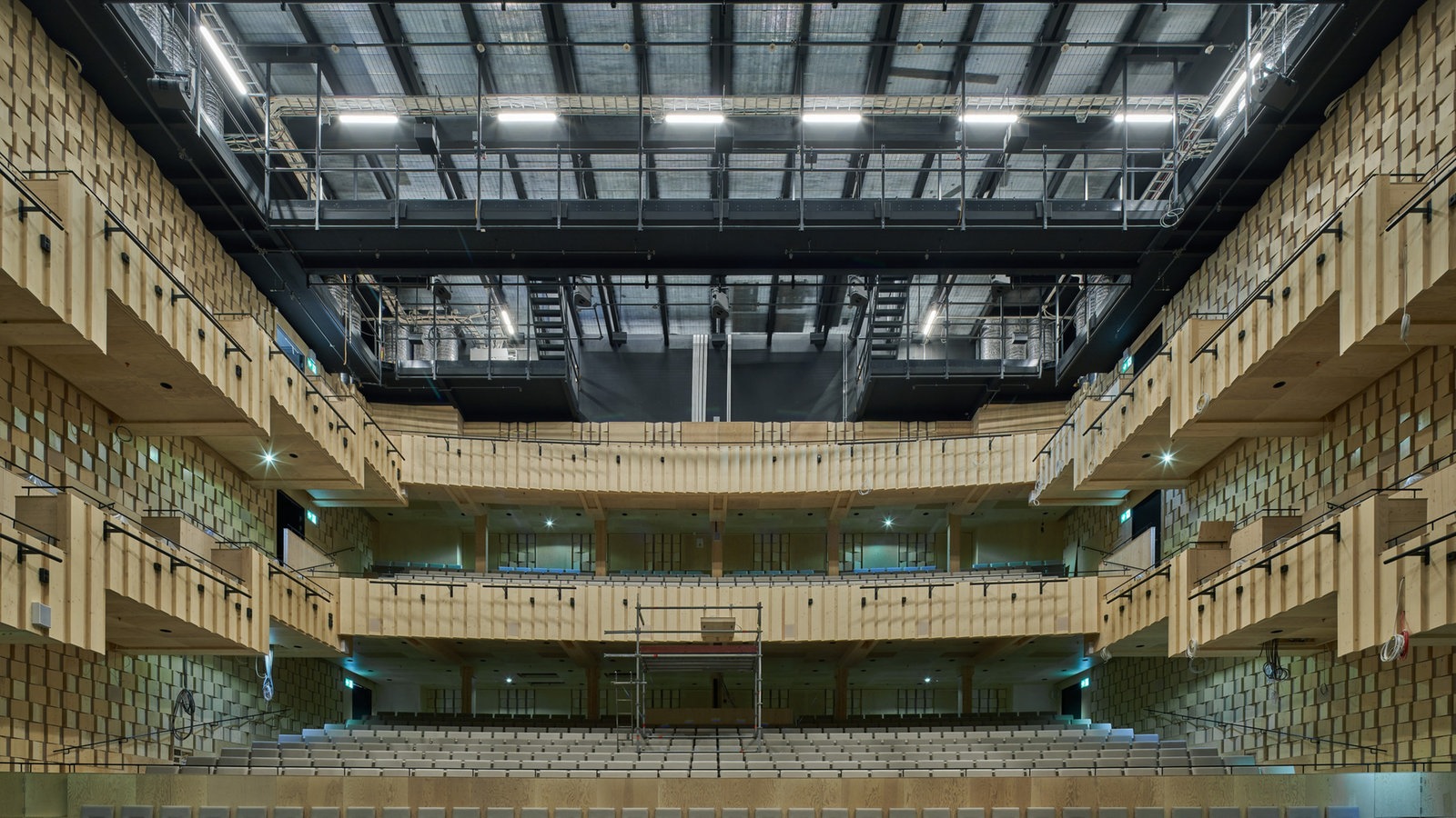 Das Bild zeigt den hölzernen Vorstellungssaal im Sara Kulturhaus